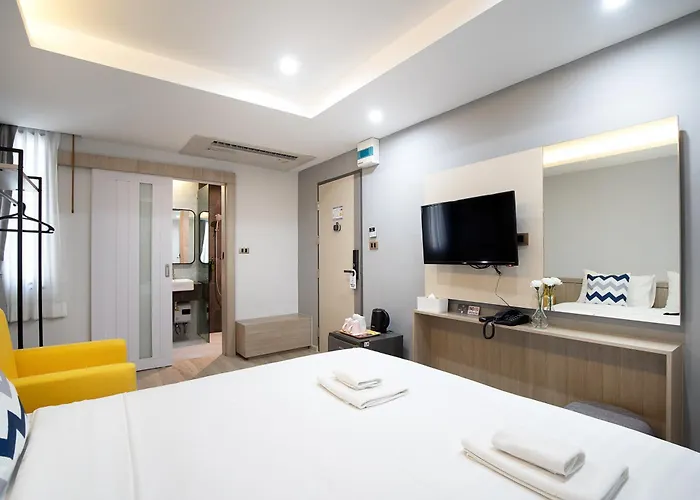 Hotel The Riski At Bangphlat Station Sha 3*