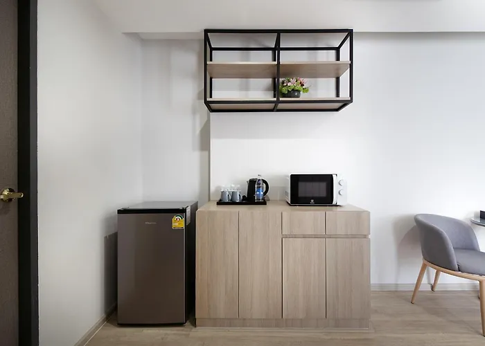 Hotel The Riski At Bangphlat Station Sha 3*