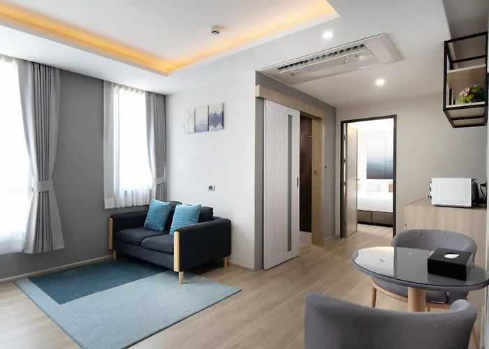 Hotel The Riski At Bangphlat Station Sha