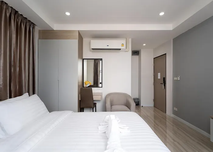 Hotel The Riski At Bangphlat Station Sha Bangkok