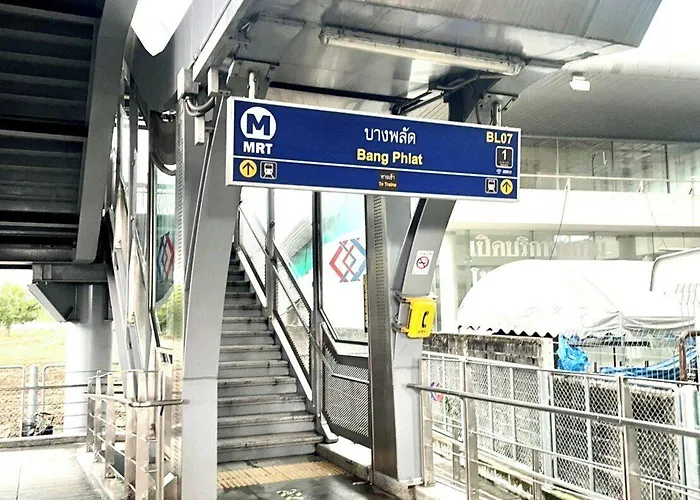 호텔 The Riski At Bangphlat Station Sha