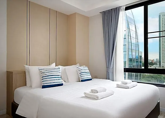 Hotel The Riski At Bangphlat Station Sha
