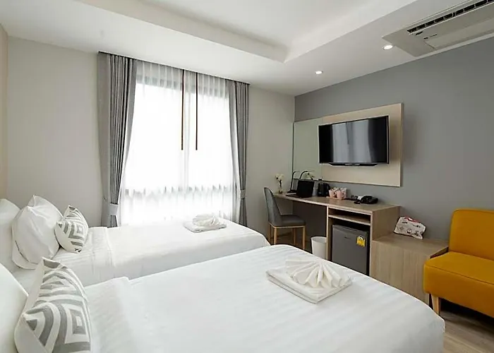 Hotel The Riski At Bangphlat Station Sha 3*